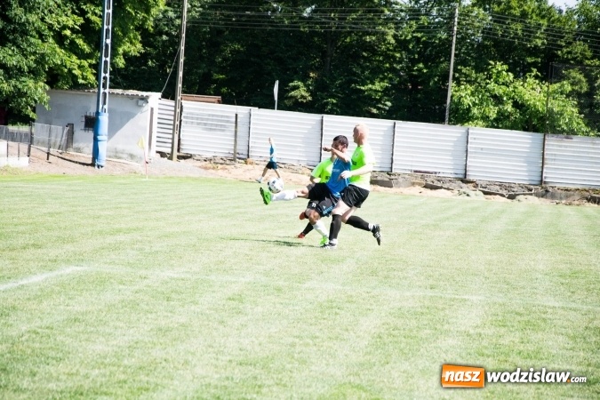 Zdjęcie w galerii na portalu naszwodzislaw.com: Gorzyce wygrały z Krzanowicami. Czarni coraz bliżej awansu! wiadomości z regionu