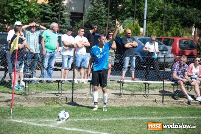 Zdjęcie w galerii na portalu naszwodzislaw.com: Gorzyce wygrały z Krzanowicami. Czarni coraz bliżej awansu! wiadomości z regionu