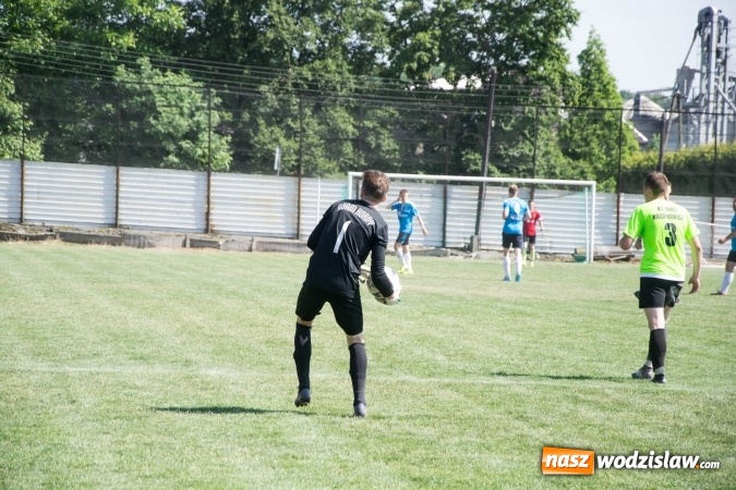 Zdjęcie w galerii na portalu naszwodzislaw.com: Gorzyce wygrały z Krzanowicami. Czarni coraz bliżej awansu! wiadomości z regionu