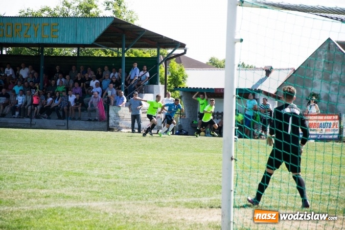 Zdjęcie w galerii na portalu naszwodzislaw.com: Gorzyce wygrały z Krzanowicami. Czarni coraz bliżej awansu! wiadomości z regionu