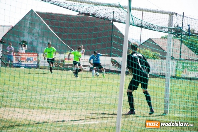 Zdjęcie w galerii na portalu naszwodzislaw.com: Gorzyce wygrały z Krzanowicami. Czarni coraz bliżej awansu! wiadomości z regionu