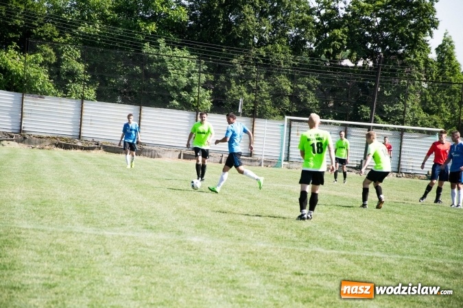 Zdjęcie w galerii na portalu naszwodzislaw.com: Gorzyce wygrały z Krzanowicami. Czarni coraz bliżej awansu! wiadomości z regionu