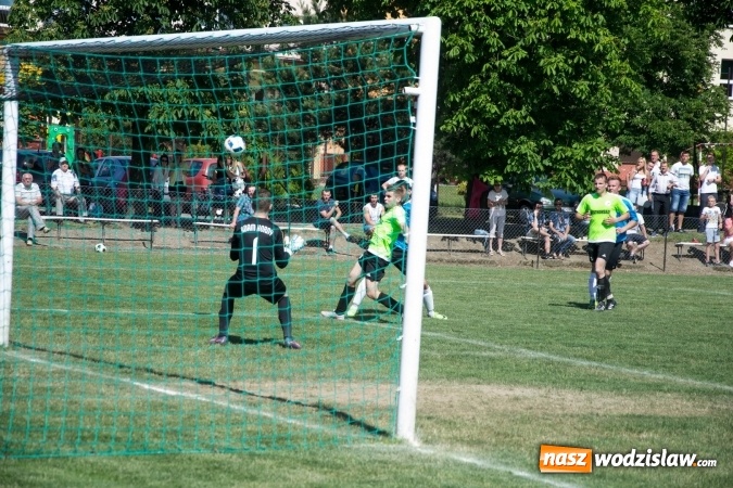 Zdjęcie w galerii na portalu naszwodzislaw.com: Gorzyce wygrały z Krzanowicami. Czarni coraz bliżej awansu! wiadomości z regionu