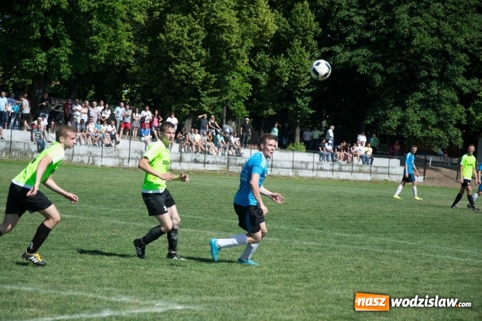 Zdjęcie w galerii na portalu naszwodzislaw.com: Gorzyce wygrały z Krzanowicami. Czarni coraz bliżej awansu! wiadomości z regionu