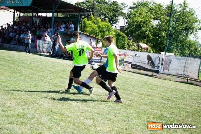 Zdjęcie w galerii na portalu naszwodzislaw.com: Gorzyce wygrały z Krzanowicami. Czarni coraz bliżej awansu! wiadomości z regionu