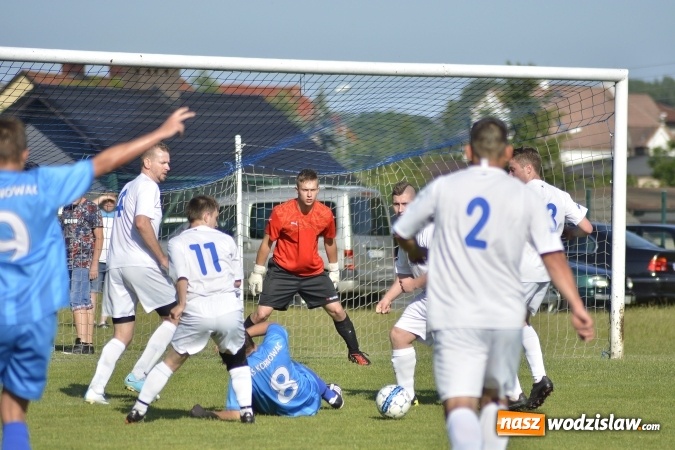 Zdjęcie w galerii na portalu naszwodzislaw.com: Osiem goli w Krzyżkowicach. Kornowac awansował! wiadomości z regionu