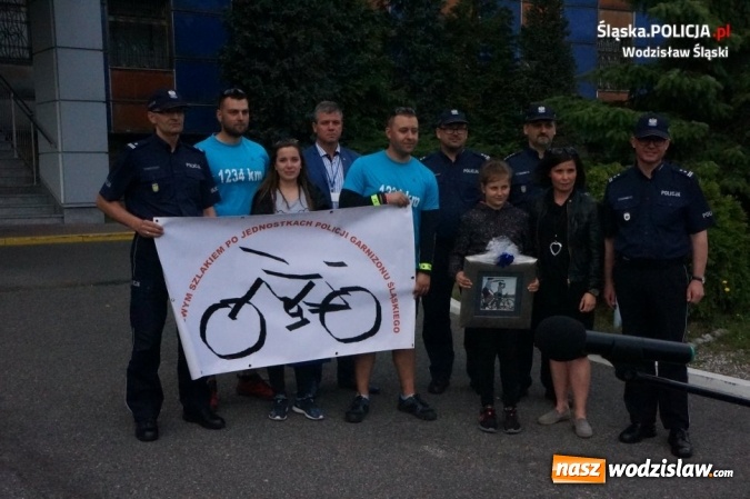 Zdjęcie w galerii na portalu naszwodzislaw.com: Wodzisławscy policjanci na mecie charytatywnej wyprawy rowerowej. Zebrano około 40 tys. zł wiadomości z regionu