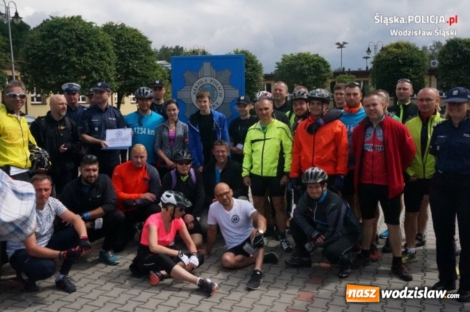 Zdjęcie w galerii na portalu naszwodzislaw.com: Wodzisławscy policjanci na mecie charytatywnej wyprawy rowerowej. Zebrano około 40 tys. zł wiadomości z regionu