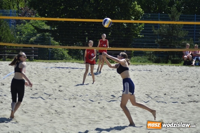 Zdjęcie w galerii na portalu naszwodzislaw.com: Ciąg dalszy turnieju siatkówki. Dzisiaj grają dziewczyny  wiadomości z regionu