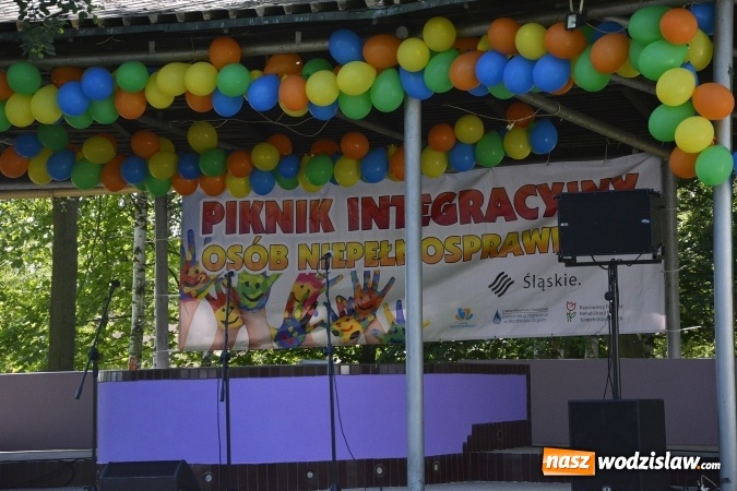 Zdjęcie w galerii na portalu naszwodzislaw.com: Piknik Integracyjny Osób Niepełnosprawnych. Bili rekord Guinnessa w lekcji tańca samby! wiadomości z regionu