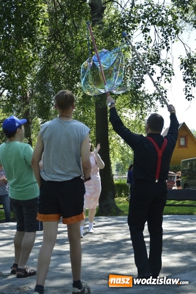 Zdjęcie w galerii na portalu naszwodzislaw.com: Piknik Integracyjny Osób Niepełnosprawnych. Bili rekord Guinnessa w lekcji tańca samby! wiadomości z regionu