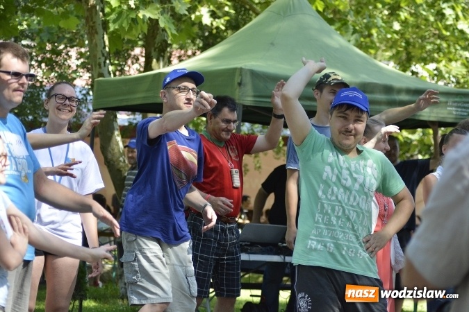 Zdjęcie w galerii na portalu naszwodzislaw.com: Piknik Integracyjny Osób Niepełnosprawnych. Bili rekord Guinnessa w lekcji tańca samby! wiadomości z regionu