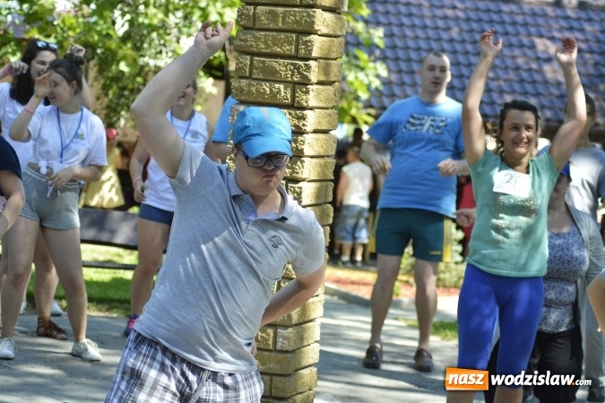 Zdjęcie w galerii na portalu naszwodzislaw.com: Piknik Integracyjny Osób Niepełnosprawnych. Bili rekord Guinnessa w lekcji tańca samby! wiadomości z regionu
