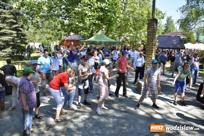 Zdjęcie w galerii na portalu naszwodzislaw.com: Piknik Integracyjny Osób Niepełnosprawnych. Bili rekord Guinnessa w lekcji tańca samby! wiadomości z regionu