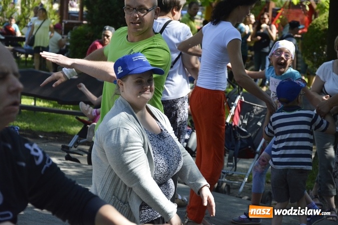 Zdjęcie w galerii na portalu naszwodzislaw.com: Piknik Integracyjny Osób Niepełnosprawnych. Bili rekord Guinnessa w lekcji tańca samby! wiadomości z regionu