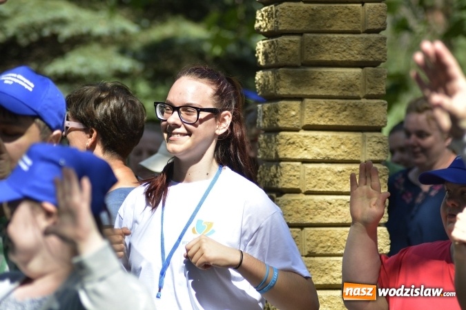 Zdjęcie w galerii na portalu naszwodzislaw.com: Piknik Integracyjny Osób Niepełnosprawnych. Bili rekord Guinnessa w lekcji tańca samby! wiadomości z regionu