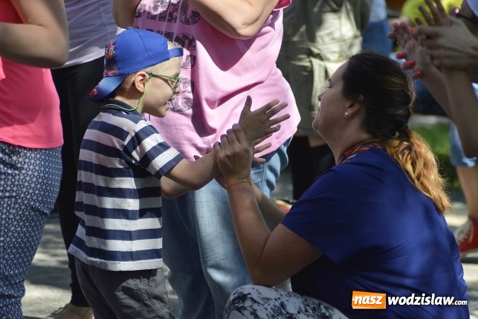 Zdjęcie w galerii na portalu naszwodzislaw.com: Piknik Integracyjny Osób Niepełnosprawnych. Bili rekord Guinnessa w lekcji tańca samby! wiadomości z regionu