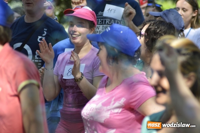 Zdjęcie w galerii na portalu naszwodzislaw.com: Piknik Integracyjny Osób Niepełnosprawnych. Bili rekord Guinnessa w lekcji tańca samby! wiadomości z regionu