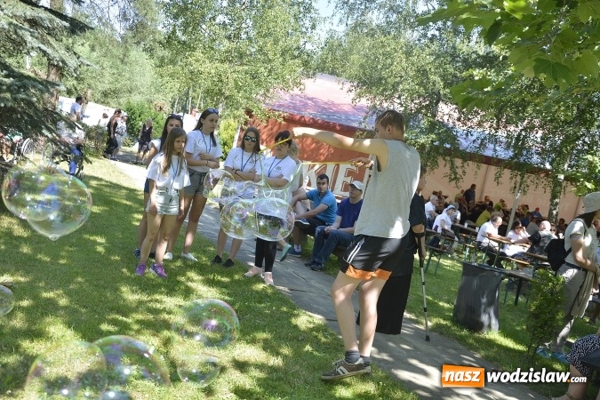 Zdjęcie w galerii na portalu naszwodzislaw.com: Piknik Integracyjny Osób Niepełnosprawnych. Bili rekord Guinnessa w lekcji tańca samby! wiadomości z regionu