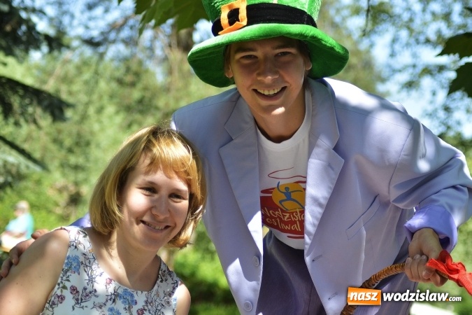 Zdjęcie w galerii na portalu naszwodzislaw.com: Piknik Integracyjny Osób Niepełnosprawnych. Bili rekord Guinnessa w lekcji tańca samby! wiadomości z regionu