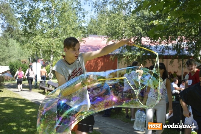 Zdjęcie w galerii na portalu naszwodzislaw.com: Piknik Integracyjny Osób Niepełnosprawnych. Bili rekord Guinnessa w lekcji tańca samby! wiadomości z regionu