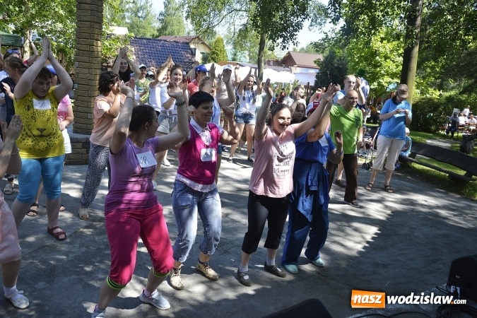 Zdjęcie w galerii na portalu naszwodzislaw.com: Piknik Integracyjny Osób Niepełnosprawnych. Bili rekord Guinnessa w lekcji tańca samby! wiadomości z regionu