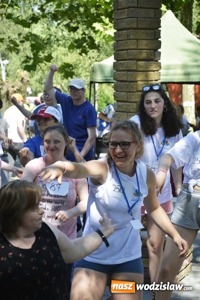 Zdjęcie w galerii na portalu naszwodzislaw.com: Piknik Integracyjny Osób Niepełnosprawnych. Bili rekord Guinnessa w lekcji tańca samby! wiadomości z regionu