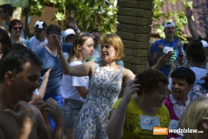 Zdjęcie w galerii na portalu naszwodzislaw.com: Piknik Integracyjny Osób Niepełnosprawnych. Bili rekord Guinnessa w lekcji tańca samby! wiadomości z regionu