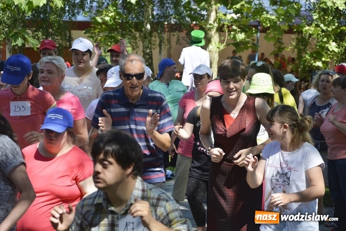 Zdjęcie w galerii na portalu naszwodzislaw.com: Piknik Integracyjny Osób Niepełnosprawnych. Bili rekord Guinnessa w lekcji tańca samby! wiadomości z regionu