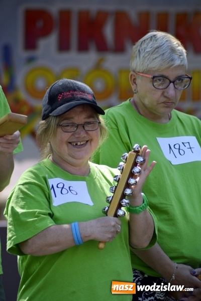 Zdjęcie w galerii na portalu naszwodzislaw.com: Piknik Integracyjny Osób Niepełnosprawnych. Bili rekord Guinnessa w lekcji tańca samby! wiadomości z regionu