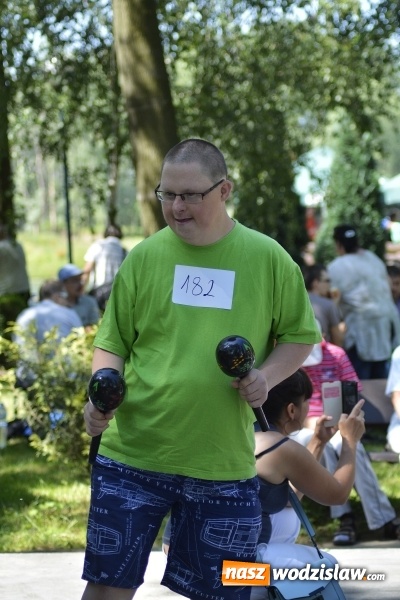 Zdjęcie w galerii na portalu naszwodzislaw.com: Piknik Integracyjny Osób Niepełnosprawnych. Bili rekord Guinnessa w lekcji tańca samby! wiadomości z regionu