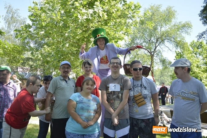 Zdjęcie w galerii na portalu naszwodzislaw.com: Piknik Integracyjny Osób Niepełnosprawnych. Bili rekord Guinnessa w lekcji tańca samby! wiadomości z regionu