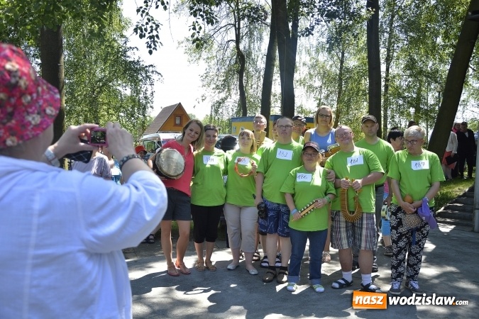 Zdjęcie w galerii na portalu naszwodzislaw.com: Piknik Integracyjny Osób Niepełnosprawnych. Bili rekord Guinnessa w lekcji tańca samby! wiadomości z regionu