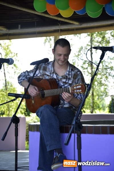 Zdjęcie w galerii na portalu naszwodzislaw.com: Piknik Integracyjny Osób Niepełnosprawnych. Bili rekord Guinnessa w lekcji tańca samby! wiadomości z regionu