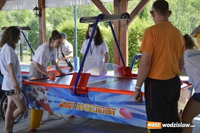 Zdjęcie w galerii na portalu naszwodzislaw.com: Piknik Integracyjny Osób Niepełnosprawnych. Bili rekord Guinnessa w lekcji tańca samby! wiadomości z regionu