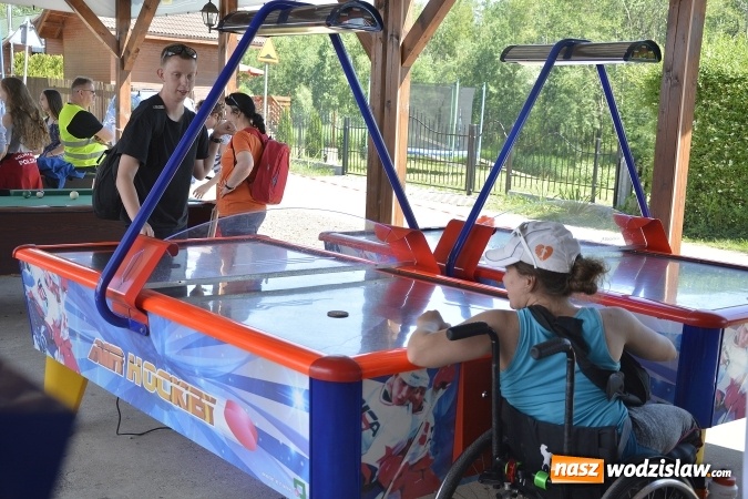 Zdjęcie w galerii na portalu naszwodzislaw.com: Piknik Integracyjny Osób Niepełnosprawnych. Bili rekord Guinnessa w lekcji tańca samby! wiadomości z regionu