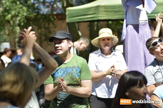 Zdjęcie w galerii na portalu naszwodzislaw.com: Piknik Integracyjny Osób Niepełnosprawnych. Bili rekord Guinnessa w lekcji tańca samby! wiadomości z regionu