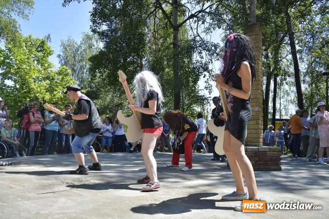 Zdjęcie w galerii na portalu naszwodzislaw.com: Piknik Integracyjny Osób Niepełnosprawnych. Bili rekord Guinnessa w lekcji tańca samby! wiadomości z regionu