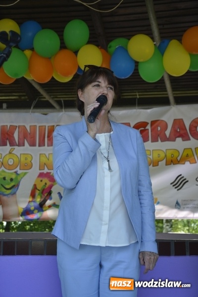 Zdjęcie w galerii na portalu naszwodzislaw.com: Piknik Integracyjny Osób Niepełnosprawnych. Bili rekord Guinnessa w lekcji tańca samby! wiadomości z regionu