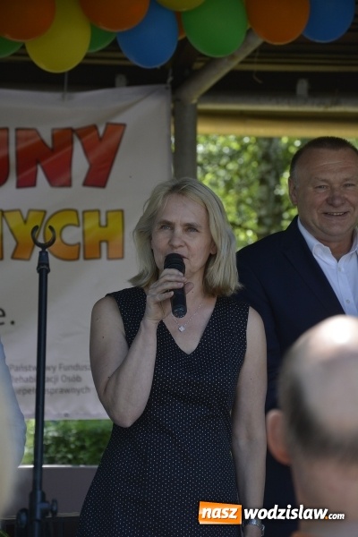 Zdjęcie w galerii na portalu naszwodzislaw.com: Piknik Integracyjny Osób Niepełnosprawnych. Bili rekord Guinnessa w lekcji tańca samby! wiadomości z regionu