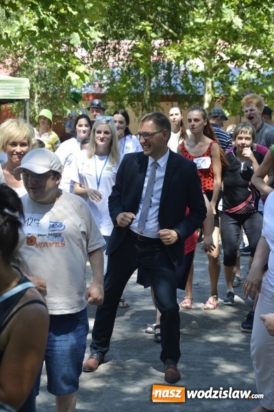 Zdjęcie w galerii na portalu naszwodzislaw.com: Piknik Integracyjny Osób Niepełnosprawnych. Bili rekord Guinnessa w lekcji tańca samby! wiadomości z regionu