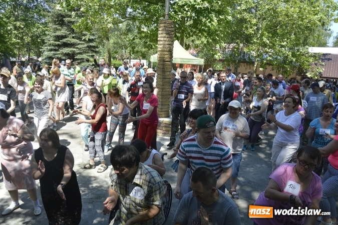 Zdjęcie w galerii na portalu naszwodzislaw.com: Piknik Integracyjny Osób Niepełnosprawnych. Bili rekord Guinnessa w lekcji tańca samby! wiadomości z regionu