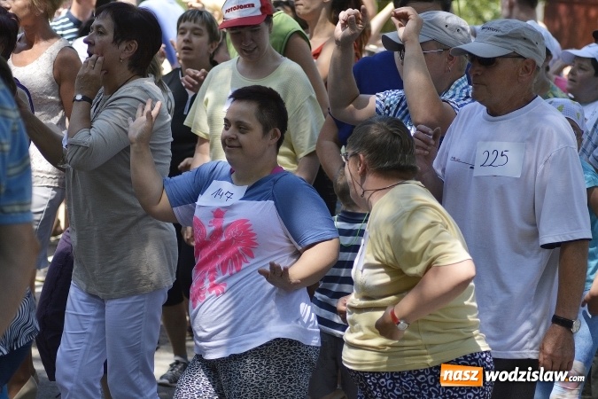 Zdjęcie w galerii na portalu naszwodzislaw.com: Piknik Integracyjny Osób Niepełnosprawnych. Bili rekord Guinnessa w lekcji tańca samby! wiadomości z regionu