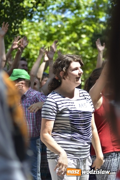 Zdjęcie w galerii na portalu naszwodzislaw.com: Piknik Integracyjny Osób Niepełnosprawnych. Bili rekord Guinnessa w lekcji tańca samby! wiadomości z regionu