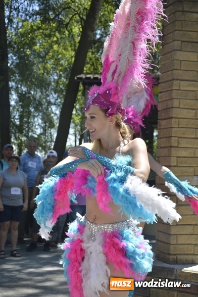 Zdjęcie w galerii na portalu naszwodzislaw.com: Piknik Integracyjny Osób Niepełnosprawnych. Bili rekord Guinnessa w lekcji tańca samby! wiadomości z regionu