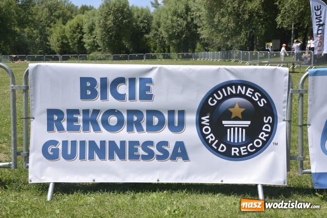 Zdjęcie w galerii na portalu naszwodzislaw.com: Piknik Integracyjny Osób Niepełnosprawnych. Bili rekord Guinnessa w lekcji tańca samby! wiadomości z regionu