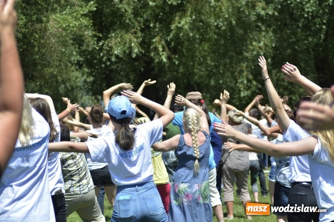 Zdjęcie w galerii na portalu naszwodzislaw.com: Piknik Integracyjny Osób Niepełnosprawnych. Bili rekord Guinnessa w lekcji tańca samby! wiadomości z regionu