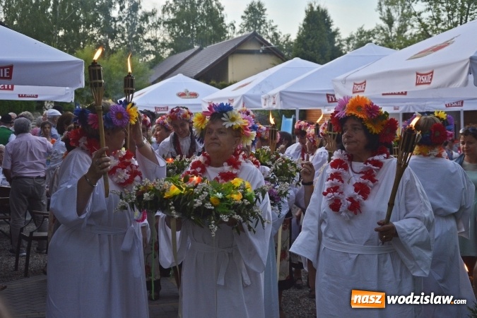 Zdjęcie w galerii na portalu naszwodzislaw.com: Noc Świętojańska. W Olzie popłynęły wianki  wiadomości z regionu