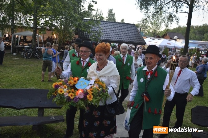 Zdjęcie w galerii na portalu naszwodzislaw.com: Noc Świętojańska. W Olzie popłynęły wianki  wiadomości z regionu