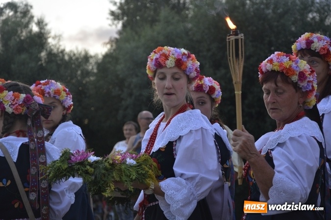Zdjęcie w galerii na portalu naszwodzislaw.com: Noc Świętojańska. W Olzie popłynęły wianki  wiadomości z regionu